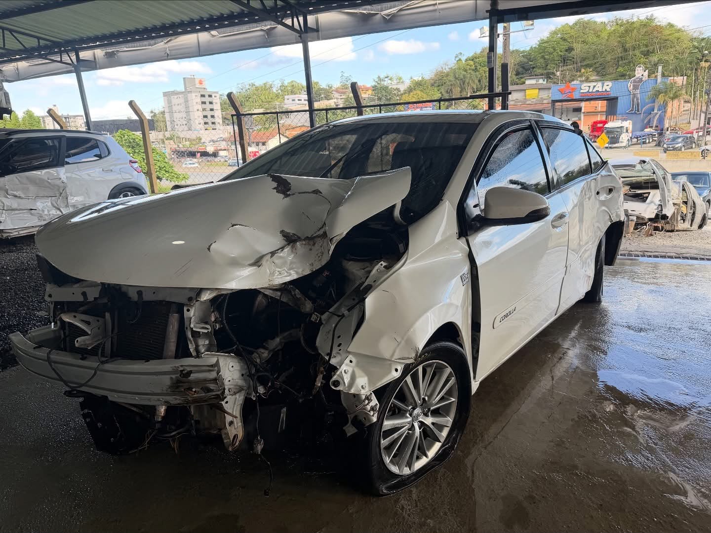Toyota Corolla XEi 2.0 2017 no pátio do Desmanche SulCar