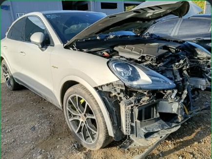 Porsche Cayenne Coupé E-Hybrid 2021 no pátio do Desmanche SulCar