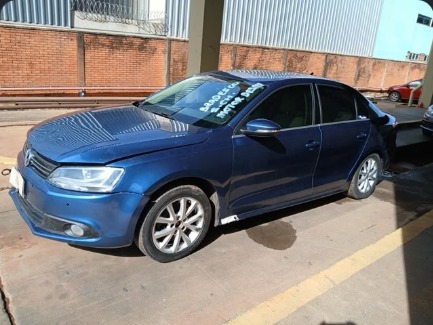 Volkswagen Jetta 2.0 TSI 2013 no pátio do Desmanche SulCar