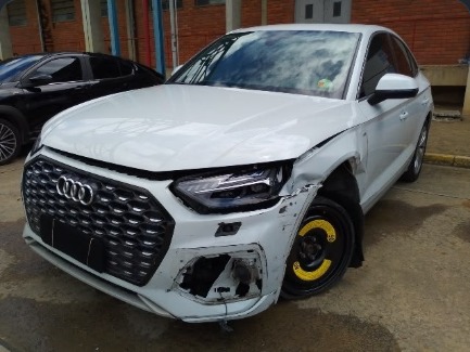 Audi Q5 Sportback 2.0 TFSI 2022 no pátio do Desmanche SulCar