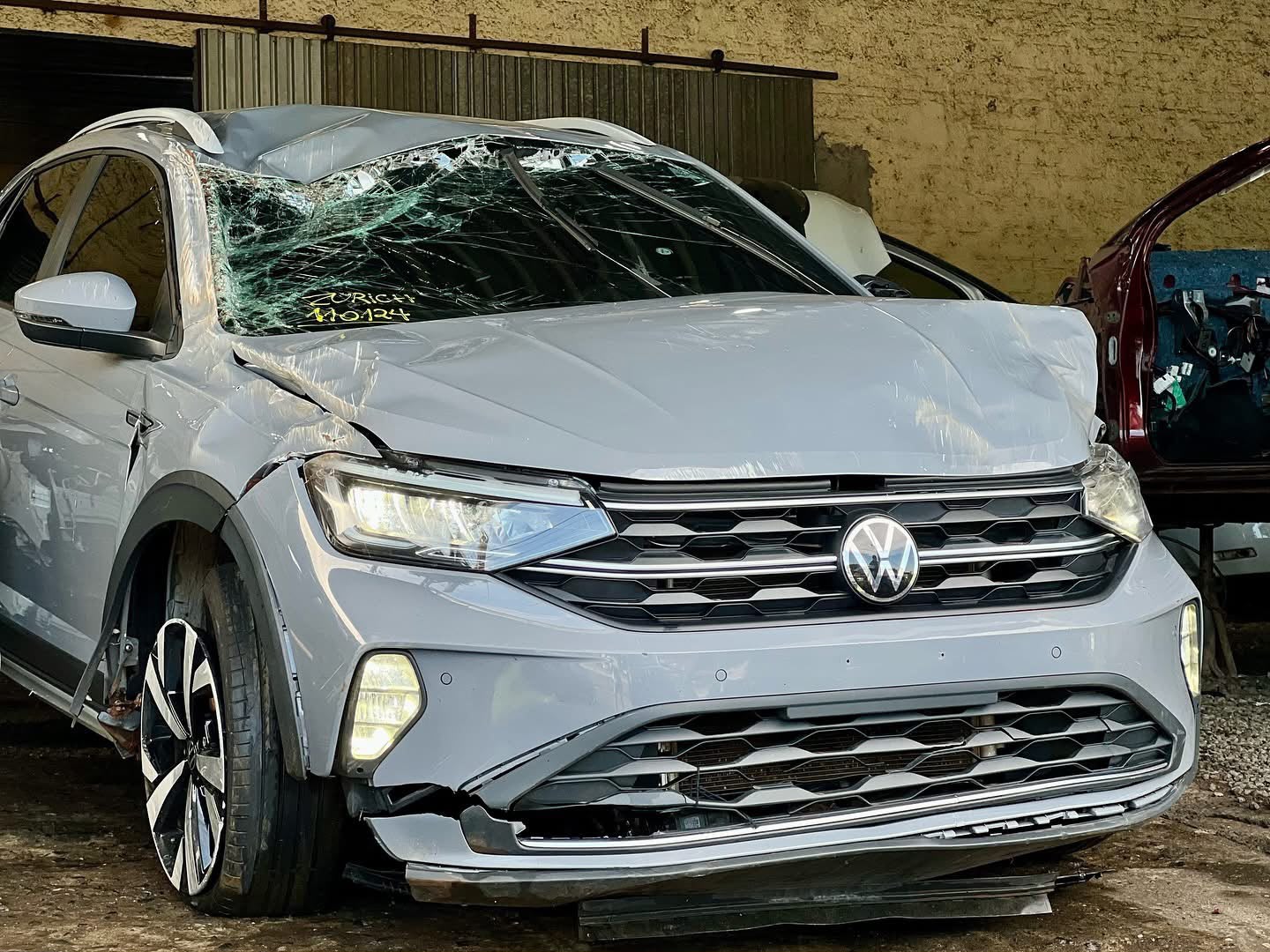 Volkswagen Nivus Highline 200 TSI 2022 no pátio do Desmanche SulCar